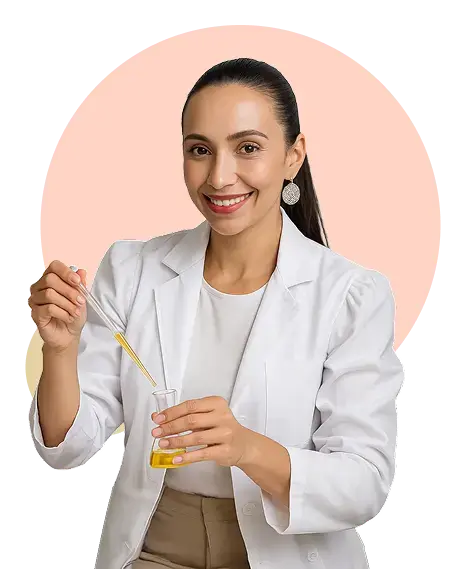 Científica sonriendo en un laboratorio, creando la fórmula de los productos VeDu.